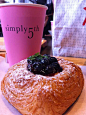 【Simplylife CAFé BAKERY 】很常去这家，东西不错吃，就是人有点多，经常没座位。这是和吖土第一次见面我吃的蓝莓包，吖土给我做了好多蛋糕晚上去看演唱会的时候吃！！地址：天河区天河路383号太古汇广场3楼天台305号