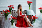 一个年轻漂亮的女人的肖像，穿着红色的裙子和郁金香在豪华的内部。