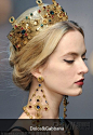 Dolce&Gabbana的华美拜占庭女王耳坠、Versace的未来感单侧大耳钉、Roberto Cavalli的环绕式花朵耳饰