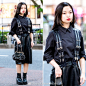 #原宿街拍# 20-year-old Japanese student Natsumi (@vierge8) wearing a collared Moussy top with a leather Kawi Jamele suspender skirt, an Anna Sui flower design chain bag, vintage accessories, and Envym platform boots. O网页链接 ​​​​