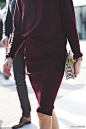 Olivia Palermo at Nina Ricci at Paris Fashion Week.酒红色特别适合秋冬，喜欢这个优雅名媛范儿。为酒红色高领毛衣搭配的镂空花朵装饰增加高贵气质。蛇纹手拿包很美。