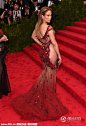 詹妮弗-洛佩兹（Jennifer Lopez ）红色刺绣镂空礼服12506794_1200x1000_850.jpg (683×1000)