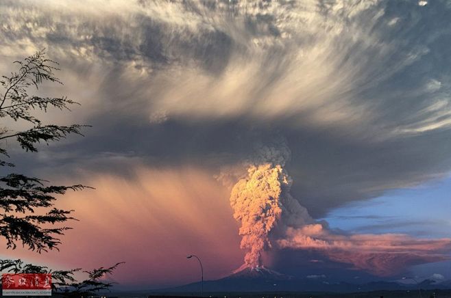 智利火山喷发：火山灰高20千米恍如世界末...