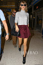 泰勒·史薇芙特 (Taylor Swift) 穿高领针织衫搭半裙抵达洛杉矶国际机场