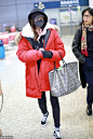 1月29日，关晓彤身穿红色羽绒服搭配粉色丝巾现身上海高铁站，帽子口罩全副武装包裹严实，只是这挎大包有点。。。 ​​​​