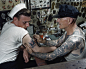 A sailor gets a tattoo on his arm in Virginia.Photograph by Paul L. Pryor, National Geographic 一个水手在弗吉尼亚州的一个纹身在他的手臂。