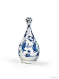 陶瓷器 | 明十六世纪青花人物纹蒜头瓶

高31厘米

