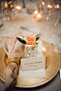 #银禧SilverTalk# #婚礼热点# 
婚礼宴会的餐桌摆设也是一门美学。把餐盘完美的利用起来，放上邀请函或者是一些小装饰品，也能让宾客进一步了解新人。