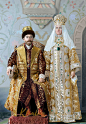 【最后的舞会】1903年2月，沙皇尼古拉二世在圣彼得堡的冬宫举办了为期两天的豪华舞会，纪念诺曼诺夫家族统治俄罗斯帝国290周年。俄罗斯帝国上至沙皇和皇后，下至大大小小的王公贵族，穿着带有精美刺绣、点缀了各种宝石的服装参加了舞会。
