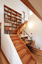 #好设计共欣赏# 9个把书架放在楼梯旁边的好办法 ​​​。 ​#雄大评装修# ​​​​