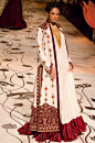 Rohit Bal India Bridal Fashion Week 2013 （设计师：罗希特·巴尔，印度新娘时装周），每年盈利160亿美金的印度新娘装，占了印度服装产业的80%，它独特的魅力到底在哪里呢。
