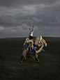 蒙古族萨满教“萨满法师”装束，丹麦摄影师 Ken Hermann 拍摄于中国内蒙。萨满教是古代蒙古人的原始宗教。它是原始宗教的一种晚期形式。它由满洲——通古斯语族各部位的巫师称为萨满而得名。（kenhermann.com） ​​​​