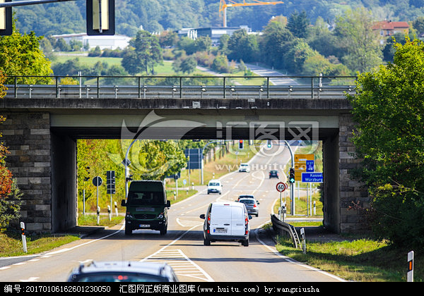 欧洲高速公路 车辆行驶 树木植物 私家车...