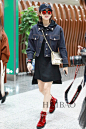 娜扎2017年11月4日北京机场街拍：踩芬迪 (Fendi) 红色丝绒马丁靴，挎同品牌Kan I系列链条包