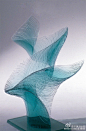 日本艺术家 Niyoko Ikuta自1980年开始钻研于玻璃产品的制作，她利用压膜的工艺制作出螺旋状的造型来表达出内心抽象的心情。#求是爱设计#