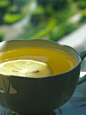 烧开水，冲好洋甘菊茶。 2. 放凉一段时间，加入柠檬。