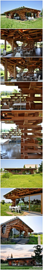 隈研吾设计的积木咖啡馆Café Kureon。隈研吾不断探究木结构的极致美学，不是用以前所为「组合」的形式，而是用「堆积」的结构来构成此建筑。其中的木材均不作特殊加工，只是以截面边长为10.5cm的方木材各腰等分挪动堆积成井字形的空间，并且所选木材价格低廉。