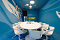 微软维也纳总部的每间会议室都有一个单独的主题。图中这间海洋主题会议室的墙壁被涂成了蓝色，嵌有一个鱼缸。
