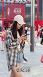 #帝都街拍##和最美的你相遇# 北京街拍
青春气息的格子衬衫，阳光运动的棒球帽，街头的美少女。 ​​​​