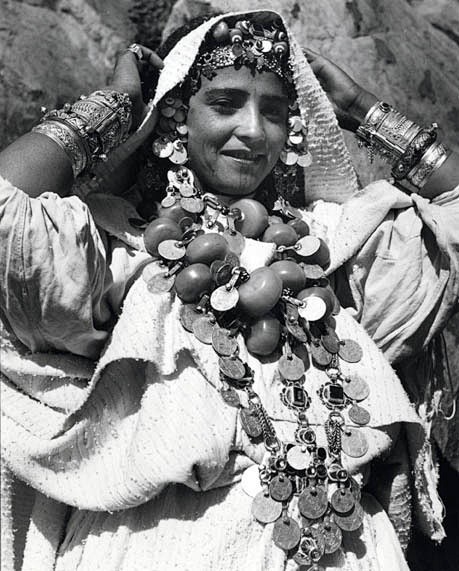 佩戴传统首饰的摩洛哥女子照片。可以见到之...