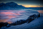 有时候，早晨的天空编织出一幅宁静且超现实的影像。从东瑞士的雪坡望去，就是这样的一幅影像。宁静的云海被下方Trübbach村的灯光所照亮。Mittlerspitz雪山伫立在影像的左上角，在半山腰的Balzers小镇，则是在影像下方。在影像右方远处，则可清楚地看见阿尔卑斯山的陵线，就在正要升起的太阳下方。