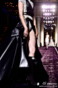 Atelier Versace Fall/Winter 2014 ▏范思哲的高定女战士们，摇曳着白花花的大腿，披着馥郁的锦缎给周六的你打打鸡血。整场秀如丝般润滑，不愧是一袭华服，一段好芳华！ ​