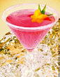 红粉佳人 Pink Lady Cocktail 
【中文名称】：红粉佳人 
【英文名称】：Pink Lady Cocktail 
【材 料】：辛辣金酒1盎司，蛋清1个，石榴糖浆1/4盎司，君度1/4盎司，柠檬汁1/2盎司 
【制 法】：(1)将所有材料倒入雪克壶中剧烈摇和；(2)将摇和好的酒倒入鸡尾酒杯中。　 

