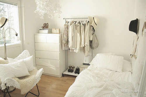 白色温馨现代卧室家居布置效果图