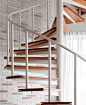 带螺旋楼梯的紧凑夹层公寓设计 - 设计之家