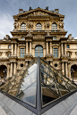 卢浮宫博物馆前的玻璃金字塔.法国.巴黎
