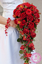 鲜艳红色新娘手捧花和新娘手链完美搭配