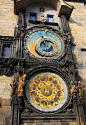 布拉格天文钟（The Prague Astronomical Clock）也称“布拉格占星时钟”，是捷克首都布拉格的一座中世纪天文钟，钟楼建于1410年，安装在老城广场的老城市政厅的南面墙上。布拉格天文钟是一座精美别致的自鸣钟，根据当年的地球中心说原理设计，布拉格天文钟由三个最主要的部分构成：“天文表盘”、“耶酥和十二信徒”、以及“日历钟盘”。上面的钟一年绕一周，下面的一天绕行一圈，每天中午12点，十二尊耶酥门徒从钟旁依次现身，6个向左转，6个向右转，随着雄鸡的一声鸣叫，窗子关闭，报时钟声响起。