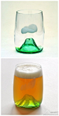 @中华手工：日本设计师仓田弘树带来的这款夕阳酒杯在玻璃杯底部吹制出夕阳山，当色泽金黄的啤酒倒进去时，也就巧妙的再现了美妙的日落景色。
