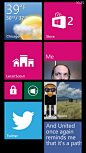 Windows Phone 7中首次出现的Metro界面在Windows Phone 8中被适当地，更确切地说是细心地改进了不少。对于Metro在出现了两年半以后至今仍然能够给人们带来新鲜感，这是它的福音同时也是它的诅咒：对于微软来说，能够让用户看着一台Windows Phone而感觉自己是看着一台相比安卓跟iOS来说完全不同的、新的东西，这是一件非常好的事情。然而，正是这一种一直存在的新鲜感，让Windows Phone无法在市场上获得一个稳定的用户基础。