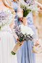 创意婚礼灵感：浪漫薰衣草装饰婚礼+来自：婚礼时光——关注婚礼的一切，分享最美好的时光。#薰衣草手捧花#