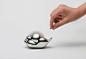 [筋斗云胶带座 Merry Cloud Tape Dispenser by Gongdreen]韩国Gongdreen Wallday工作室带来了一款“筋斗云胶带底座”在办公室就可以感受到自然的变化，换上白色胶带，嗯是个大晴天。换上不锈钢的底座，不好，看上去要下雨。换上彩色的胶带，哈哈雨后出彩虹啦~这样的桌上小物，是不是为工作带来了些许轻松呢~转载须注明：内容转载自：灵感日报本文链接地址:随便看看：柯布西耶建筑贺卡设计  greeting cards illustrated ......