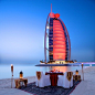 全世界最豪华的酒店当数阿拉伯联合酋长国境内迪拜的伯瓷（BurjAl-Arab）酒店，汉语又称“阿拉伯塔”、“阿拉伯之星”。此酒店是世界上唯一的7星级酒店。酒店建立在海滨的一个人工岛上，是一个帆船形的塔状建筑，一共有56层，321米高，客房面积从170平方米到 780平方米不等，最低房价也要900美元。