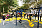 树林下的儿童活动场地 Blackwell park Playground by Future Green : 树林下的儿童活动场地，Riverwalk Point位于罗斯福岛，为居民提供私人设施，为当地社区提供公共空间。 位于郁郁葱葱的大树木和结构性常绿树林之间的游乐园于2013年9月开放。它提供的设备适合6个月至8岁的各种年龄，处理以前的问题，看护人必须离开Tot Lot 并走到另一个游乐场。