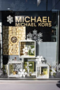 (A través de CASA REINAL) >>>>> MICHAEL KORS Christmas window display in Vancouver BC, by a local display company. Simple but elegant! www.OptionDesigns.com