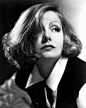 葛丽泰·嘉宝 Greta Garbo（1905-09-18至1990-04-15）电影史上最著名的女明星之一。生于瑞典斯德哥尔摩，逝于美国纽约。1999年被美国电影学会选为百年来最伟大的女演员第5名。她曾四度提名奥斯卡。1954年被奥斯卡授予特别荣誉奖。1941年正值巅峰时期的嘉宝突然隐退，成为了好莱坞一个永远的谜。也因此为她的传奇更添了浓重的一笔，她拍了15年的电影，却因此隐居了50年。直到1990年4月15日，这位自“哈姆雷特以后最忧郁的斯堪的那维亚人”静静离世，那双蓝色的美丽眼睛遂成无穷追忆。