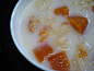 在乾燥的秋涼天，最好來一碗滋潤的糖水~木瓜、銀耳燉鮮奶。