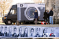 相机卡车"亮相法国街头 民众自拍印制巨型作品 - 亚心网
