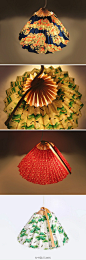 [] 中国LED在线【扇子灯设计】居住在纽约的工业设计师louie rigano 毕业于罗德岛艺术设计学院，受日本折扇的启发，用日本和纸、竹子制作了扇子灯fan lamp。louie rigano 的设计采用了和传统折扇同样的原材料，只是将竹子稍作弯曲，就形成了一个全新的概念。http://t.cn/zjOgU1c来自:新浪微博