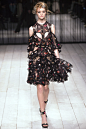 Alexander McQueen Fall 2016 Ready-to-Wear Fashion Show : See the complete Alexander McQueen Fall 2016 Ready-to-Wear collection.