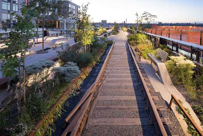 铁路上的线性公园 HIGH LINE A...