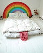 家里也有彩虹了。搞不懂的是床尾出现的那件睡衣~呃、有木有舌头的感觉。。。汗一个~