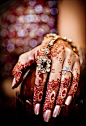 #绘画参考# 曼海蒂——印度经典花纹，重要的节日和婚礼，那更是必不可少的一道仪式，因此就有“没有曼海蒂，婚礼不算齐”之说。姊妹们更以此为游戏来为难新郎，要他在图案中找到自己的名字才可以开始婚礼之夜。