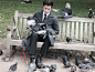 一个网友在伦敦一个公园里拍到的一幕..... 双目失明的英国小哥和鸽群.....　突然觉得这个画面，好美～～