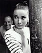 The actress Audrey Hepburn photographed by Pierluigi Praturlon at the Cinecittà Studios during a break in the filming of “War and Peace”. Rome (Italy), August 1955.
Audrey was wearing:
Blouse: Mark Cross (knitted cotton, red and white, of the collection f