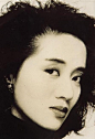 梅艳芳（1963-10-10至2003-12-30）二十世纪后半叶大中华地区歌坛和影坛巨星，香港演艺人协会的创办人之一及首位女会长。音乐上，她风格多变引领潮流，至今保持着华语女歌手全球演唱会场次最高纪录（292场），35岁获得香港乐坛最高荣誉“金针奖”；电影上，她先后获得大中华两岸三地的影后荣誉，并获得香港电影金像奖追授“演绎光辉永恒大奖”。2003年12月30日凌晨2点50分，梅艳芳因宫颈癌导致肺功能衰竭，在香港病逝，终年四十岁。她一生致力公益慈善，推进大中华演艺事业的交流合作，被誉为“香港的女儿”。
